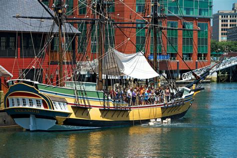 Le Boston Tea Party: Découvrez l'Histoire des Navires & Visitez le Musée emblématique